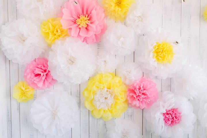 <p><b>LAVORETTI CON LA CARTA CRESPA</b> </p><p>Desideri un tocco di <b>colore</b> per decorare un pacchetto regalo o un angolo di casa? Puoi realizzare deliziosi fiori utilizzando la <b>carta crespa</b>. Ecco che cosa ti serve: forbici, colla, una pinza e del fil di ferro. Procurati della carta crespa di differenti colori e un cartoncino, che ti servirà per le <b>corolle</b>. Taglia la sagome dei petali dando la <b>forma</b> che desideri, poi utilizza in fil di ferro per fissare i petali intorno alla corolla, che avrai realizzato tagliando il <b>cartoncino</b> in tante striscioline. In <b>alternativa</b>, è possibile utilizzare una graffettatrice. Piega dolcemente l'estremità superiore dei petali in modo da dare <b>volume</b> ed ecco pronto il tuo fiore di carta. Sai che è possibile realizzare fiori di carta anche con materiali di riciclo come i tappi o le lattine? Potrai sfruttare queste simpatiche decorazioni per decorare casa... o un pacchetto <b>regalo</b> speciale.</p>