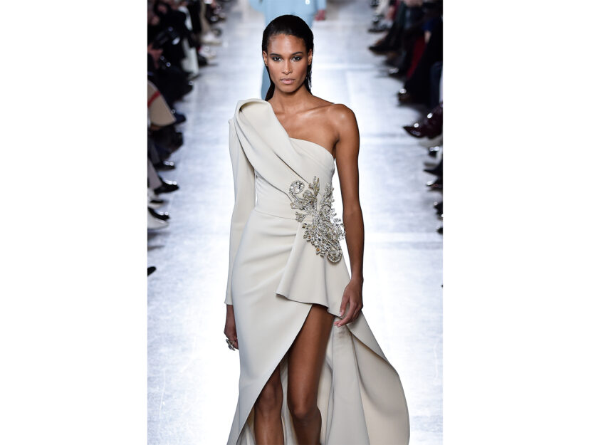<p>Per una cerimonia elegante di sera un abito con applicazione gioiello sul busto è la scelta perfetta (ELIE SAAB)</p>
