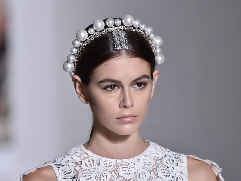 <p>Per arricchire un abito da sposa corto meglio puntare su un accessorio per capelli fuori dagli schemi (GIVENCHY)</p>