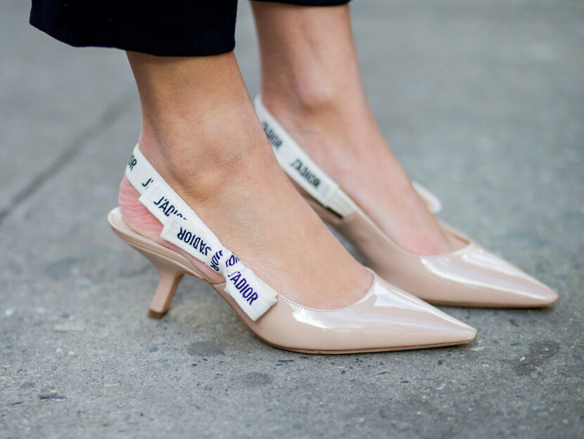 <p>Un paio di slingback in vernice nude con kitten heels sono perfette con un abito da sposa corto (DIOR)</p>