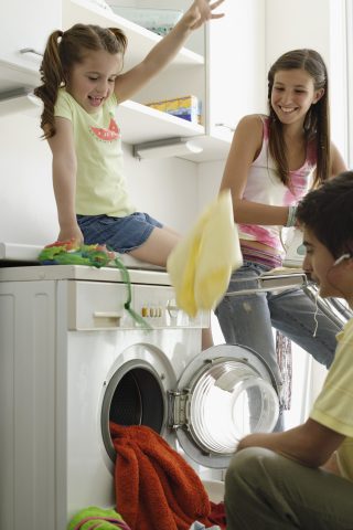 <p><b>DISINFETTARE E IGIENIZZARE</b></p><p>Una volta al mese <b>programma</b> un lavaggio a vuoto, utilizzando un bicchiere di <b>aceto</b> di mele da versare nella vaschetta del detersivo e mezzo bicchiere all'interno del cestello. Se abiti in aree in cui l'acqua ha bassa densità di <b>calcare</b>, puoi effetturare un lavaggio a vuoto a 90° senza alcuna aggiunta di ulteriori liquidi. Per igienizzare una lavatrice in maniera più approfondita puoi scegliere un lavaggio a 40° con un bicchiere, circa 100 cc, di <b>candeggina</b> o 150 grammi di <b>acido citrico</b> nella vaschetta del detersivo. Sai che l'aceto può essere utilizzato al posto dell'<b>ammorbidente</b>? Non lascia odore e non puzza: se desideri avere una profumazione specifica puoi utilizzare un contenitore in cui mescolare acqua, aceto e un <b>olio essenziale</b> del tuo aroma preferito, per esempio bergamotto, lavanda o Neroli.</p>
