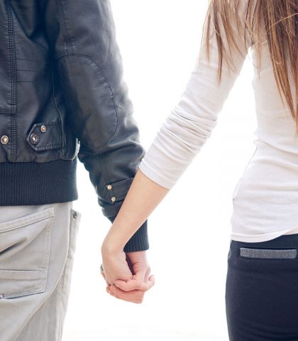 <p><b>Affrontare il proprio dolore</b> «Riconoscere e accettare di avere un problema di concepimento è il primo passo per evitare di rimanere imprigionati in una sofferenza che può compromettere il legame di coppia» dice la sessuologa. «La soluzione, quindi, è <b>parlare</b> liberamente della proprio sofferenza (o, se è difficile farlo, affidarsi a un esperto). Condividere gli stati d’animo permette di mettersi nei panni dell’altro e capire cosa sta provando: spesso si scopre che dietro la rabbia di uno o di entrambi c’è la paura di mostrarsi indifesi e spaventati».</p><p><b>Cercare altri modi per essere fertili </b> «Per un certo periodo molte coppie faticano a frequentare la solita compagnia di amici con figli. È importante capire quello che è <b>funzionale</b> per sé: se andare al battesimo di un neonato comporta una grande sofferenza, non bisogna costringersi. Si può evitare per il tempo necessario all’accettazione della propria infertilità» suggerisce Visigalli. «Piuttosto si possono <b>investire</b> energie in altro, impegnandosi in un proprio progetto di realizzazione nella <b>vita sociale</b>, come un’attività di volontariato o un viaggio da fare insieme».</p>