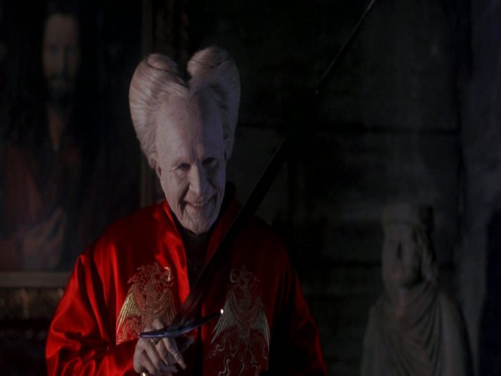 <p>Infine, tra i migliori film in costume (dedicato soprattutto alle amanti della moda), <b>Dracula di Bram Stoker</b>, di Francis Ford Coppola (1992) porta sul grande schermo un elegantissimo e cattivissimo signore della notte, che passeggia per le strade insieme a borghesi in frac e dame con abiti accollatissimi di velluto. Nessun castello in Transylvania, dunque, perché la storia di questo Dracula inizia nella Londra vittoriana del fine ‘800. Il film, sebbene non fedele al racconto di Stoker, racconta la storia di un giovane archivista inglese che si reca in Transilvania su richiesta del conte Dracula.</p>