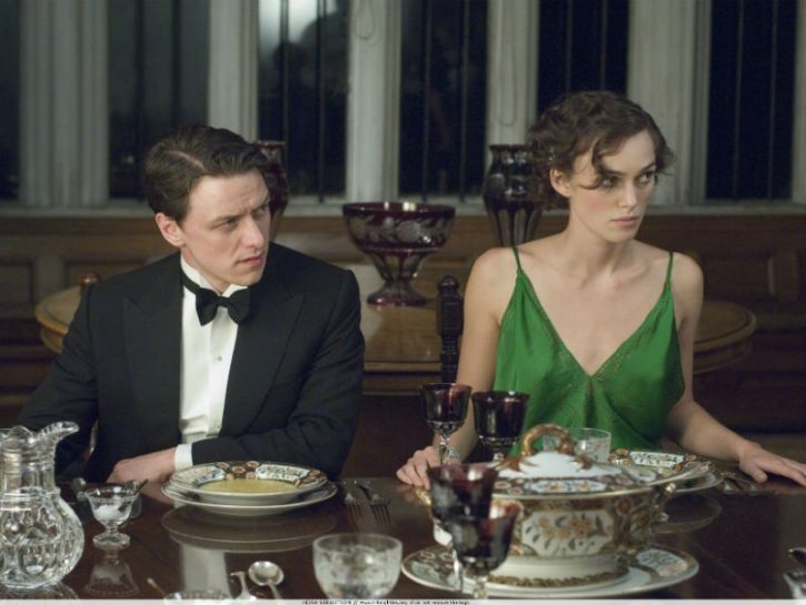 <p class="text-LEFT">Nel 2007 usciva il doloroso, tragico, ma travolgente<b> Espiazione</b>, film di <b>Joe Wright </b>tratto dall'omonimo best seller di<b> Ian McEwan</b> e ambientato negli anni '30 del 1900. Al centro l'amore tra la benestante Cecilia (<b>Keira Knightley</b>) e Robbie (<b>James McAvoy</b>), un ragazzo povero che viene ingiustamente indicato da Briony (<b>Saoirse Ronan</b>), la sorella minore di lei, come un maniaco. Un episodio che costerà poi a Robbie l'accusa di essere il violentatore della cugina della ragazzina. Una volta cresciuta, Briony si renderà conto dell'errore commesso e cercherà in tutti i modi di ottenere il perdono.</p>