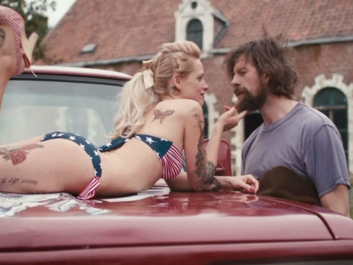 <p>Un film duro, ma estremamente toccante è <b>Alabama Monroe – Una storia d'amore </b>del regista belga <b>Felix Van Groeningen</b>. Uscito quasi in sordina nel 2012 ha poi conosciuto un grandissimo successo di pubblico e di critica, facendo incetta di premi e nomination (tra cui quella per l'Oscar al miglior film straniero). Al centro la storia di Elise/Alabama (<b>Veerle Baetens</b>) e Didier/Monroe (<b>Johan Heldenbergh</b>), innamorati l'uno dell'altro oltre che della musica. Dal loro amore nasce la piccola Maybelle, che però a sette anni muore a causa di un tumore. Una tragedia che finirà per pesare enormemente sulla vita dei suoi genitori.</p>