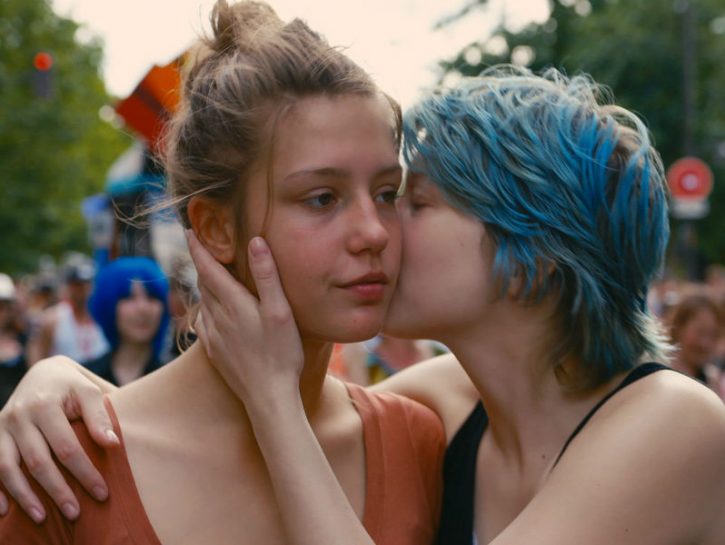 <p>Il film d'amore più delicato e al tempo stesso travolgente del 2013 è stato invece<b> La vita di Adele</b>, diretto da <b>Abdellatif Kechiche</b> e vincitore della Palma d'oro al Festival di Cannes 2013. Ispirato a Il blu è un colore caldo, romanzo a fumetti di Julie Maroh, vede protagonista Adele (<b>Adèle Exarchopoulos</b>), una liceale francese che si innamora per la prima volta di una ragazza. Lei è Emma (<b>Léa Seydoux</b>), artista provocatoria dai vistosi capelli blu, lesbica dichiarata. Per loro sarà passione misto ad amore: un rapporto speciale che però verrà rovinato dal tradimento di Adele, con un uomo.</p>