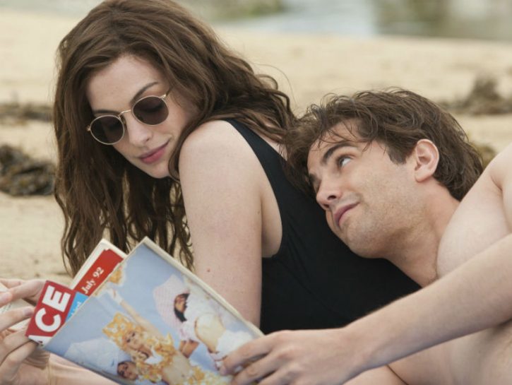 <p>Se amate le storie struggenti dovete per forza rivedervi <b>One Day</b>, film di <b>Lone Scherfig</b>, tratto dal romanzo omonimo di <b>David Nicholls</b> (del 2011). <b>Anne Hathaway</b> e <b>Jim Sturgess </b>sono Emma e Dexter, che si conoscono nel 1988 a Edimburgo nel giorno della loro laurea. I due si perderanno di vista per poi incontrarsi più volte nel corso degli anni, sempre per caso. Nonostante tra di loro ci sia attrazione vivono il loro legame a livello platonico, finché i fatti della vita li porteranno finalmente a coronare il loro amore. Peccato che poi quest'ultimo debba fare i conti con il destino.</p>