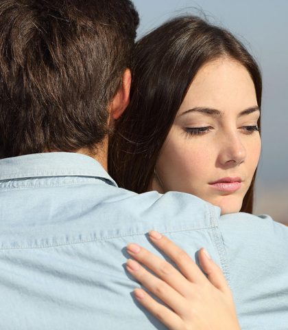 <p>Desiderare un <b>figlio</b> e non riuscire ad averlo è una realtà che vive quasi una coppia su quattro nel nostro Paese. La <b>diagnosi</b> di infertilità arriva come un macigno, mettendo in crisi il desiderio e il progetto di avere una famiglia. E può minare pericolosamente il rapporto: «La notizia può scatenare una <b>conflittualità</b> e alcune donne si ritrovano a dire al compagno: “Se non posso diventare mamma è per colpa tua”» spiega la psicoterapeuta e sessuologa Raffaella Visigalli, autrice del libro appena uscito Desiderare un figlio (Franco Angeli).</p><p>«Nei casi più gravi la coppia si sente <b>inutile</b> e rischia di scoppiare perché non trova più un <b>senso</b> nello stare insieme». Qui, con l’aiuto della dottoressa Visigalli e della psicologa Stefania Vaccari, cercheremo di dare dei <b>suggerimenti</b> per affrontare l’altalena di emozioni che si vive in questi momenti. Fatta di rabbia, sconcerto e smarrimento.</p>