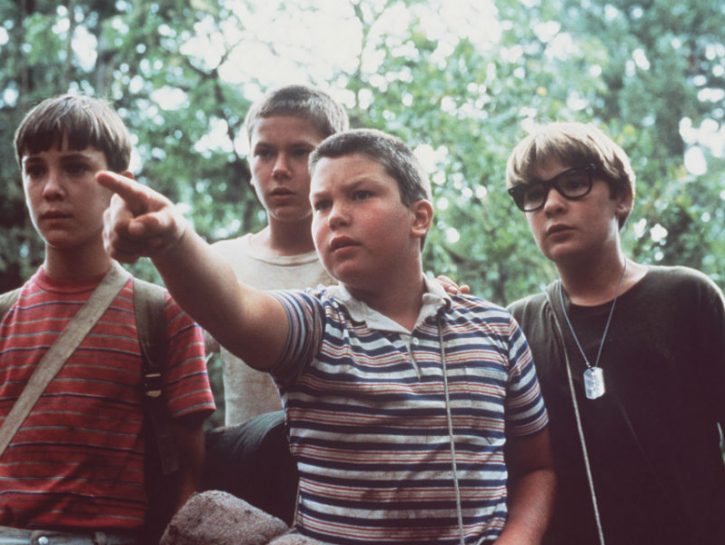 <p>L'estate però non porta con sé solo film spensierati. Basti pensare a <b>Stand By Me – Ricordi di un'estate</b> diretto da <b>Rob Reiner </b>nel 1986, tratto da una raccolta di novelle firmate da Stephen King. Ambientato nel 1959, racconta la storia di un gruppo di dodicenni che si mettono sulle tracce del cadavere di un loro coetaneo. Nel cast, tra gli altri, <b>Wil Wheaton</b>, <b>River Phoenix</b>, <b>Corey Feldman</b>, <b>Jerry O'Connell </b>e <b>Kiefer Sutherland</b>.</p>