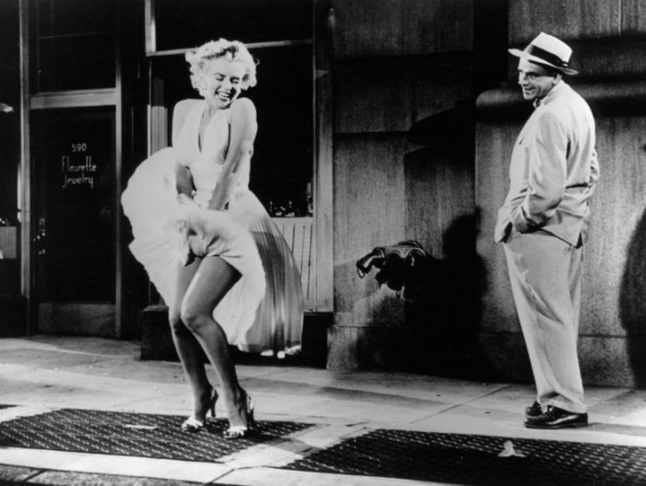 <p>Andando ancora più indietro nel tempo troviamo un classico come <b>Quando la moglie è in vacanza</b>, diretto da <b>Billy Wilder </b>e uscito nell'ormai lontano 1952. Tratto dall'omonima piece teatrale, racconta l'estate di Richard Scherman (<b>Tom Ewell</b>) che dopo aver mandato in vacanza nel Maine la moglie e il figlio, si ritrova solo in città finché non socializza con la sua affascinante vicina di casa (interpretata dalla mitica <b>Marilyn Monroe</b>).</p>