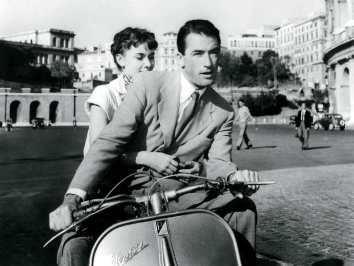 <p>Altro film estivo entrato nella storia è <b>Vacanze romane </b>di <b>William Wyler</b>, datato 1953. Protagonista una indimenticabile<b> Audrey Hepburn</b> nei panni di una giovane principessa di nome Anna che trasforma un noioso viaggio diplomatico a Roma in una vacanza ricca di emozioni, soprattutto grazie all'incontro con l'affascinante giornalista Joe Bradley (<b>Gregory Peck</b>).</p>