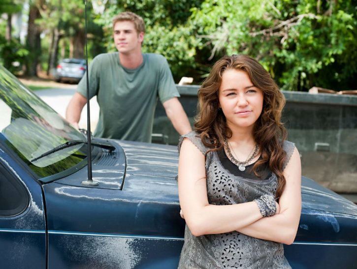 <p>Nel 2010 usciva nelle sale <b>The Last Song </b>di <b>Julie Anne Robinson</b>, ispirato all'omonimo romanzo di <b>Nicholas Sparks</b>. Protagonista una diciassettenne di nome Kim (<b>Miley Cyrus</b>) che è costretta a passare l'estate in una piccola cittadina della Carolina del Nord dove vive il padre. Inizialmente annoiata, vedrà la sua prospettiva cambiare dopo l'incontro con il bell Will Blakelee (<b>Liam Hemsworth</b>) che le farà battere il cuore.</p>