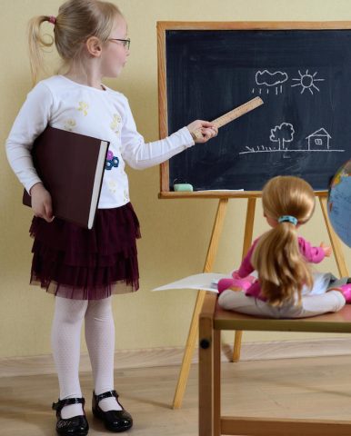 <p><b>La figura del docente</b></p><p>Tra le maggiori <b>paure dei genitori,</b> nel passaggio dalla scuola dell'infanzia alla <b>scuola primaria</b>, troviamo il nuovo <b>ruolo dell'insegnante</b> e la <b>valutazione</b> del bambino.</p><p>La <b>scuola dell'infanzia</b>, infatti, propone la <b>dimensione del gioco </b>e una certa "protezione" dei piccoli. Però, anche alla scuola dell'infanzia si lavora per <b>acquisire nuove competenze </b>e per aumentare il grado di <b>indipendenza dei bambini</b>. Alla scuola elementare, accade lo stesso.</p><p>Benché vi siano nuove "maestre", anche alle elementari il bambino è seguito e accudito da <b>educatori esperti</b>. E le valutazioni vengono calibrate a seconda del contesto e dell'<b>età del bambino</b>, tutto avviene in <b>modo graduale </b>e pressoché indolore. È, però, necessario non partire con il piede sbagliato ma iniziare nutrendo la <a href="https://www.donnamoderna.com/mamme/Bambini/colloquio-insegnanti-genitori-consigli" target="_self" data-mce-href="https://www.donnamoderna.com/mamme/Bambini/colloquio-insegnanti-genitori-consigli"><b>giusta fiducia negli insegnanti</b>.</a></p>