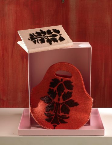 <p>Vuoi fare <b>un regalo speciale</b>? Disegna una serie di <b>stencil personalizzati</b>: con i <a href="https://www.donnamoderna.com/sesso/animagemella/significato-colori-amore" target="_blank">colori</a> giusti li potrai dipingere su carta, stoffa, plastica e creare un pensiero che accompagni il partner o l'amica del cuore negli impegni dell'anno.</p>