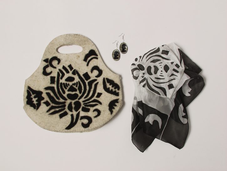 <p>Disegna la sagoma che ti interessa su un foglio di cartoncino: con le <b>vernici per tessuto</b> potrai realizzare stencil su borse e foulard, un'idea deliziosa per un regalino alle amiche. E se ami ricamare, perché non seguire i contorni dello stencil per una decorazione dall'effetto prezioso?</p>