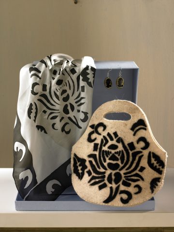 <p>Dalle pareti di casa agli oggetti, quali borse o l'agenda dell'anno, impara a utilizzare la tecnica stencil per <b>personalizzare con gusto e fantasia</b> gli arredi di casa. Persino una vecchia sedia può acquistare nuova vita grazie alla giusta dose di creatività. E tra progetti di <a href="https://www.donnamoderna.com/casa/in-pratica/10-idee-decoupage-rinnovare-casa" target="_blank">découpage</a> e stencil tutti da inventare chissà che il tuo nuovo <a href="https://www.donnamoderna.com/tempo-libero/2013-come-ripartire-alla-grande/foto-4" target="_blank">hobby</a> non ti conduca a impensate svolte professionali? Buon bricolage!</p>