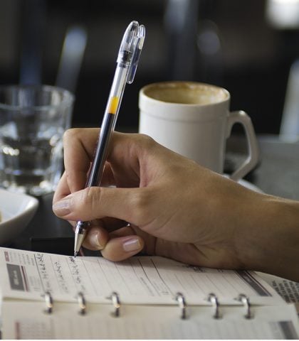 <p>Se hai la buona abitudine di tenere tutti gli impegni sotto controllo e di segnarli su un’<b>agenda,</b> sappi che c’è un’organizzazione digitale che ti eviterebbe di portarla sempre in borsa.</p><p>Su Internet trovi <b>applicazioni</b> scaricabili su telefonino, tablet e computer, facilissime da usare. Come <b>Evernote</b> (evernote.com), che memorizza quello che vuoi in un taccuino virtuale.</p>