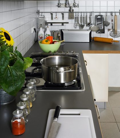 <p>Tenere in ordine il piano della cucina ti aiuta a <b>risparmiare tempo</b> quando devi lavorare.</p><p>Sistema nei <b>barattoli</b> di vetro zucchero, sale, pasta e caffè, in quelli di metallo biscotti, cereali, legumi e bustine di spezie: saprai sempre dove trovarli.<b> Elimina</b> i piccoli elettrodomestici dal piano, fissa al muro il mixer a immersione che usi di più. Rotoli di carta assorbente, alluminio e pellicola possono stare nel <b>cassetto</b> sotto il forno.</p><p>Et voilà un piano di lavoro pronto per cucinare.</p>