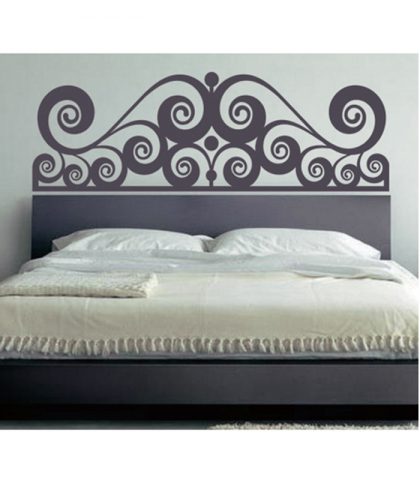 <p>In camera da letto <b>si riposa.</b> Per favorire la sensazione di calma ed evitare il sovraccarico di <b>stimoli visivi,</b> il <a href="https://www.donnamoderna.com/casa/camera-da-letto-feng-shui" target="_blank">feng shui</a> consiglia ordine e pulizia rigorosi.</p><p>Negli anni hai appeso<b> cornici</b> di forme e colori diversi un po’ ovunque? Toglile e concentrale solo in un punto. E se il tuo letto ha una testata bassa decoralo piuttosto con uno <b>sticker adesivo:</b> non interferisce con il flusso di energia. E non accumula polvere.</p><p>Effetto “ferro battuto” con lo sticker (Evergreen Orange, 39,99 euro).</p>