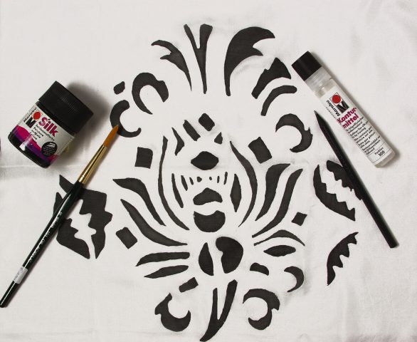 <p>Come si creano le <b>mascherine stencil</b>? Puoi trovare numerosi modelli, facili da ritagliare e utilizzare mescolando le forme tra loro oppure. Oppure crea tu stessa le mascherine stencil da utilizzare per <a href="https://www.donnamoderna.com/casa/arredamento/tappezzeria-sticker-stencil-rinnova-la-casa-con-le-idee-decor/foto-18" target="_blank">decorare casa</a>. Vola sulle ali della fantasia e, se lo desideri, fatti aiutare da amici con la passione del disegno. Perché non coinvolgere anche i bambini di casa? Potrete realizzare <b>stencil creativi e unici</b>.</p>