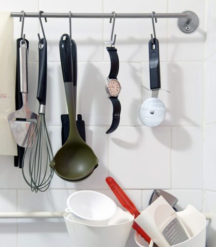 <p><b>IN CUCINA: in 10 minuti selezioni gli utensili</b></p><p>Tra rotelle tagliapizza, aghi da spiedino, schiaccianoci e tagliacastagne, le posate sono introvabili? È ora di fare pulizia.</p><p>Rovescia tutti gli utensili sul tavolo e dividili in <b>due gruppi</b>: quelli che usi almeno una volta alla settimana e quelli che non adoperi da mesi. Metti questi ultimi in un contenitore, con la data di oggi: se tra sei mesi non l’avrai <b>mai aperto</b>, regala tutto. Il resto, ordinalo in <b>due cassetti</b>: in uno, solo le posate. Nell’altro mestoli, forchettoni e utensili.</p>