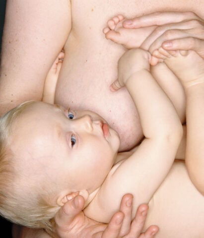 <p>Evita invece gli <b>errori</b> più comuni delle <b>neomamme</b>, che possono influire negativamente nella produzione di latte materno. Essere ossessionate dal <b>peso del bambino</b> e pesarlo giornalmente o, peggio, a ogni poppata, non aiuta l'allattamento, anzi è deleterio! Guardare l'<b>orologio</b> per stabilire il tempo della poppata è ugualmente sconsigliato. Dare l'<b>aggiunta</b> di latte artificiale riduce drasticamente la produzione di latte: fallo solo se il pediatra lo ritiene necessario. Anche comprimere il seno in vestiti o <b>reggiseni</b> troppo stretti è deleterio.</p>
