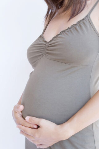 <p><b>La diciassettesima settimana di gravidanza</b></p><p> L'<b>utero</b> continua la sua inarrestabile corsa verso l'alto: ora è a metà fra l'osso pubico e l'ombelico. <br /> A causa del maggior volume di sangue, le secrezioni corporee potrebbero aumentare. Quindi non preoccuparti se sudi di più, hai il naso chiuso o se aumentano le perdite vaginali.<br /> Il <b>feto</b> ora pesa circa <b>140 grammi</b> e sta cominciando a mettere su dei depositi sottocutanei di grasso, che per la fine della gravidanza saranno circa il 2-6% del peso totale del suo corpo e che lo aiuteranno a mantenere la giusta temperatura corporea quando deciderà che sarà il momento di nascere. <br /> In questa settimana non si sono formate nuovi organi, ma sono in corso la maturazione e l'accrescimento di quelli già presenti. <br /> Per questo, man mano che le settimane passano, il rischio che si verifichino nuove malformazioni si riduce anche se prendi farmaci o esegui radiografie. In ogni caso è sempre bene prestare attenzione e seguire scrupolosamente le indicazioni del medico perché anche se a quest'epoca non possono generarsi malformazioni potresti comunque fare del male al piccolo.<br />Ora comincia a <a href="https://www.donnamoderna.com/mamme/neonato/5-sensi-neonato/photo/L-udito-nel-neonato-e-nel-pancione#dm2013-su-titolo" target="_self"><b>udire la tua voce</b></a> che gli arriva ovattata mentre forti suoni dall'esterno potrebbero spaventarlo.</p>