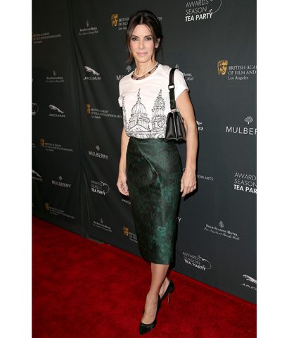 <p>L'attrice e produttrice americana <b>Sandra Bullock</b> punta su una gonna a matita in tessuto jacquard e la sdrammatizza con una t-shirt essenziale</p>