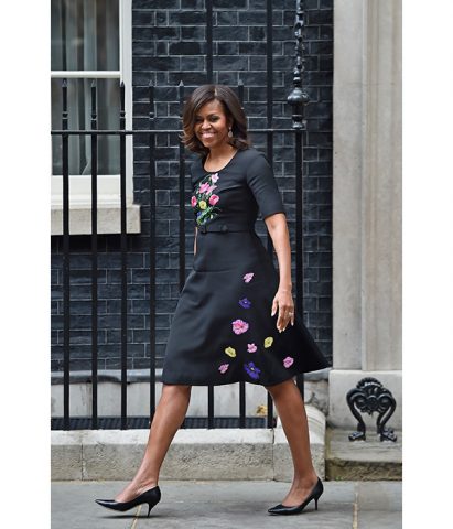 <p><b>Michelle Obama</b> in un romantico abito nero con ricami floreali, accompagnato da un paio di intramontabili décolleté nere</p>
