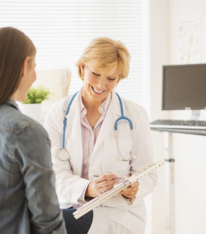 <p><b>Sintomi del seno da considerare</b></p><p>È il momento di <b>rivolgersi al medico</b> quando alla vista o al tatto siano presenti:</p><p>- uno o più <b>noduli della mammella</b>: si intende per nodulo un indurimento circoscritto, una parte di consistenza diversa rispetto al resto del seno, palline vere e proprie fisse o mobili;</p><p>- <b>protuberanze </b>o ispessimenti della mammella o della zona ascellare;</p><p>- <b>variazioni di forma </b>o dimensioni della mammella;</p><p>- <b>secrezione di liquido </b>dal capezzolo: il liquido può uscire spontaneamente (macchie sul reggiseno) oppure quando il capezzolo viene toccato e spremuto, e può avere colori diversi (bianco, trasparente, giallo, verdastro, rosso vivo, rosso scuro);</p><p>- cambiamenti di <b>aspetto della pelle</b>, del capezzolo o dell'areola come infossamenti o retrazioni, gonfiori, arrossamenti, calore, screpolature.</p><p><b>Da ricordare</b></p><p>Il dolore al seno non è di solito un sintomo di malattia: è meglio comunque riferirlo al medico per ricevere rassicurazione.</p>