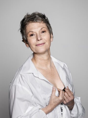 <p><b>Il seno in menopausa</b></p><p>Quando la produzione degli ormoni femminili (estrogeni e progesterone) si riduce, <b>il seno ha un aspetto meno tonico</b>, dovuto anche alla normale involuzione dei tessuti.</p><p>«Tuttavia - spiega la dottoressa Luini - le <b>fluttuazioni </b>periodiche tipiche dell'età fertile (si gonfia e sgonfia, è sensibile, può essere dolorante o pungere e prudere) possono persistere.</p><p>I dolori per esempio non necessariamente scompaiono e anzi qualche volta sembrano più frequenti. Alcune donne vedono <b>crescere il proprio seno</b> di una o due taglie, anche se non aumentano di peso: <b>ci si sorprende</b> perché si pensa che essere in menopausa vuol dire avere un azzeramento totale degli ormoni e delle loro conseguenze. In realtà così non è: non si tratta di azzeramento ma di una <b>diminuzione che comporta un nuovo equilibrio</b>».</p>