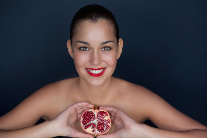 <p><b>Riduce il rischio cardiovascolare</b></p><p>Consumare <b>melograno</b> aiuta anche il<b> cuore </b>a restare in salute. Infatti, il <b>succo </b>(puro) di questo frutto va ad agire sul benessere dell'intero apparato <b>cardiovascolare</b>, favorendo la corretta circolazione e abbassando, al contempo, i livelli di <b>colesterolo</b> cattivo (LDL) nel sangue.</p><p>Per queste sue caratteristiche, il <b>melograno </b>si rende anche ideale per chi necessita di <b>dimagrire</b>.<b> Ipocalorico</b> ma ricco di <b>antiossidanti</b> e minerali, questo frutto aiuta a debellare gonfiori diffusi,<b> ritenzione idrica</b> e cellulite.</p>