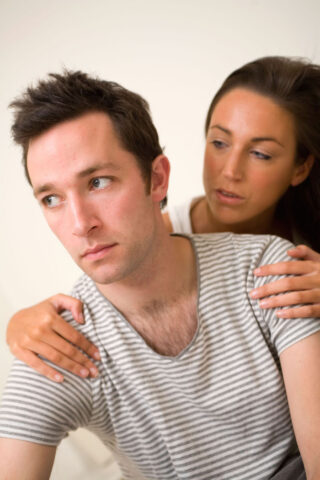 <p><b>Non dare troppi consigli né opinioni</b></p><p>La regola N.2 da seguire nel <b>comportamento con il depresso </b>è quello di<b> ascoltare</b> ciò che lui/lei ha da dire (anche se vi suona lamentoso, insensato ed esagerato!), senza togliergli continuamente la parola.</p><p>«L'<b>ascolto</b> è fondamentale, ma deve essere fatto bene: in questo momento delicato non vanno riferite le proprie <b>opinioni </b>né dati i propri consigli - spiega il dottor Pani - il<b> depresso</b> non li richiede né desidera sapere come la pensiate voi sul suo stato d'animo».<i> </i></p><p>Il depresso vuole solo essere ascoltato. Con<b> empatia</b>.</p><p>«Implicitamente, egli chiede che venga <b>rispettato</b> il suo vissuto e che non venga fatto nessun confronto con la realtà o con chi gli è accanto: <i>"al posto tuo, io farei così", "non mi sembra una cosa così grave", "guarda chi sta peggio di te: non la fa mica così drammatica, eppure vive lo stesso!"</i> sono <b>frasi letali </b>per il depresso che aggraverebbero il suo già forte <b>senso di colpa </b>per sentirsi così a terra».</p><p>In sintesi, è sbagliato<b> banalizzare </b>il racconto del depresso (anche se a te sembrano problemi inutili) perché ciò peggiorerebbe il suo umore.</p>