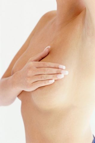 <p><b>Occuparsi del seno, in menopausa, e non preoccuparsi</b></p><p>Il seno è tra le preoccupazioni maggiori della donna in età non più fertile: se ne sentono tante, la paura di ammalarsi un po' c'è. E in effetti come ogni altro organo<b>anche il seno può ammalarsi</b>. Esistono infiammazioni o infezioni mammarie (le cosiddette<b> <a href="https://www.donnamoderna.com/salute/mastite-rimedi-naturali-prevenzione" target="_self">mastiti</a></b>), patologie della pelle (eczemi ed eritemi) e noduli: questi sintomi possono essere benigni, pretumorali oppure veri e propri tumori.</p><p>«Non si dovrebbe arrivare a scoprire un <b><a href="https://www.donnamoderna.com/salute/prevenzione-tumori-alessandra-graziottin" target="_blank">tumore al seno</a></b> attraverso il sintomo - ammonisce la dottoressa Luini - La <b>diagnosi precoce</b> ha il senso di individuare i guai prima ancora che si siano manifestati come sintomi».</p>