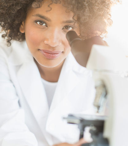 <p><b>L'agoaspirato</b></p><p>È un esame durante il quale si preleva con un ago sottile un <b>campione di cellule da un nodulo mammario</b> e si ottiene così un esame citologico (delle cellule). L'agobiopsia è una tecnica che <b>preleva un campione di tessuto</b> da una zona o da un nodulo ritenuto sospetto, potendo ottenere un esame istologico (del tessuto).</p><p>A conclusione della rassegna sugli esami mammari, ricordiamo che l'<b><a href="https://www.donnamoderna.com/salute/prevenzione-tumore-al-seno/come-fare-autopalpazione-seno" target="_blank">autopalpazione</a></b> non è uno strumento di diagnosi precoce ma un modo molto utile per conoscere il proprio corpo.</p>