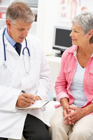 <p>Il 18 ottobre si celebra la <b>Giornata Mondiale della Menopausa</b>, un'occasione per informare sui rischi e sulle problematiche a cui le donne vanno incontro.</p><p>Troppo spesso la menopausa non viene considerata una fase della vita a rischio ed è per questo che l'<i>International Menopause Society </i>(IMS), attraverso questa giornata mondiale, chiama a raccolta le Nazioni affinché le donne prossime ai <b>50 anni,</b> e dunque alla menopausa, possano essere informate sui maggiori rischi a cui vanno incontro.</p><p><b>Scorri le pagine</b> e scopri gli <b>esami da fare</b> in menopausa, consigliati dalla <b>dottoressa MariaGiovanna Luini</b>, medico e comunicatore scientifico all'Istituto di Oncologia di Milano (IEO).</p>