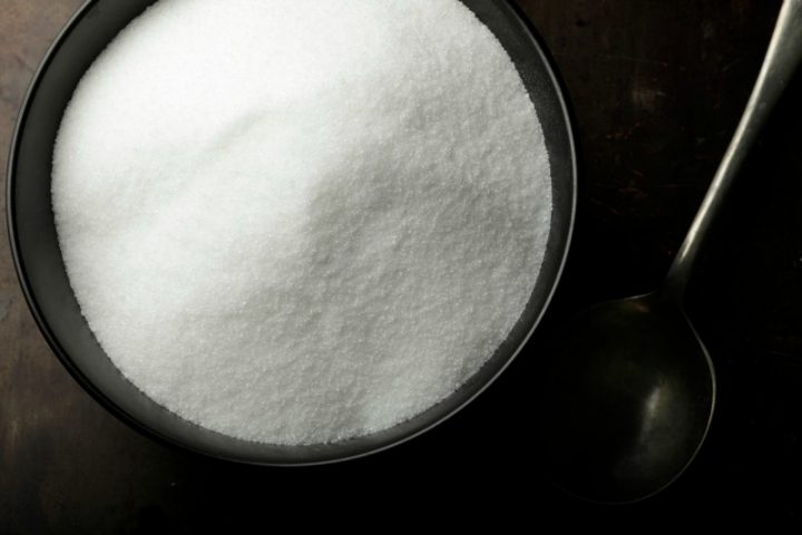 <p>Sappiamo tutti che l'assunzione di troppi<b> zuccheri </b>può minare la <b>forma fisica</b>. Così come sappiamo anche che lo zucchero raffinato ha <b>effetti negativi</b> per la salute del nostro cuore. Oggi però ci sono anche le prove che il consumo di grandi <b>quantità</b> di zuccheri può avere ripercussioni negative sulla salute del nostro <b>cervello</b>. E non stiamo parlando solo di <b>benessere psicologico</b> ma anche delle <b>funzioni cognitive</b>. Meglio quindi stare alla larga il più possibile, o almeno cercare di limitare, il consumo di zucchero e dolcificanti. Anche perché, a quanto dicono gli esperti, sarebbe in grado di creare <b>dipendenza</b> esattamente come una droga.</p>