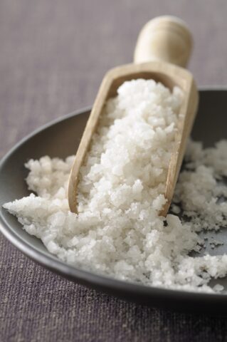 <p><b>GLI INGREDIENTI GIUSTI</b></p><p>L'<b>aceto bianco</b> è un ottimo rimedio contro la muffa. Diluisci due tazze di aceto in una bottiglia di <b>acqua calda</b>: puoi utilizzare questa miscela fai da te per piastrelle, muri e superfici lavabili, quali vasca da bagno e doccia. Se desideri avere una profumazione una decina di gocce di olio essenziali di agrumi o<b> Tea Tree Oil</b>, potente e dalle note intense. Anche il <b>sale</b> e il <b>bicarbonato</b> sono un rimedio della nonna prezioso contro la formazione di muffe. Vuoi creare un<b> detersivo fai da</b> te green e economico? In una tazza mescola bicarbonato e detersivo per i piatti oppure bicarbonato, sale e <b>acqua ossigenata</b>: due varianti per una pasta cremosa da strofinare su lavandino e superfici.</p>
