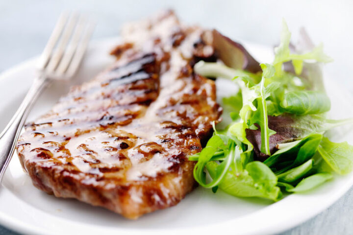 <p><b>Dimagrire in salute</b></p><p>La <b>dieta</b> in cui si mangia<b> solo minestrone </b>oppure l'<b>iperproteica</b>, che prevede<b> carne</b> ogni giorno della settimana. I regimi preferiti dalle donne, in genere, sono quelli che portano a perdere subito <b>molti chili,</b> salvo poi riprenderli tutti con gli <b>interessi</b> al primo sgarro alimentare. Con le <b>diete sbagliate</b>, infatti, si perde <b>massa magra</b> (muscolo), <b><a href="https://www.donnamoderna.com/salute/metabolismo/metabolismo-lento-sintomi-rimedi" target="_blank">rallentando il metabolismo</a> </b>e predisponendo l'organismo ad accumulare sempre più <b>massa grassa</b>.</p><p>«In generale, le diete "sbagliate" sono quelle <b>monotematiche</b> oppure quelle <b>molto drastiche</b>, che promettono un calo troppo rapido di peso in un breve lasso di tempo. Questo tipo di dieta, infatti, fa perdere soltanto<b> molti liquidi </b>senza però bruciare i <b>grassi in eccesso</b> e sottoponendo l'organismo a <b>grande stress</b>» conclude l'esperto.</p><p> </p><p><b> </b></p>