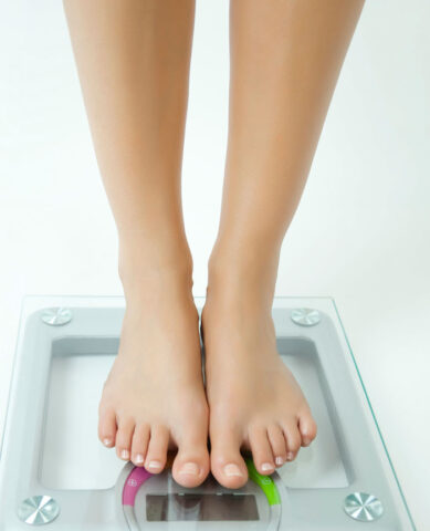 <p><b>Come si imposta la dieta ideale</b></p><p>Le donne tendono a seguire <b>regimi monoalimento</b>, oppure molto drastici (per esempio, le <b>diete iperproteiche</b>) ispirandosi alle amiche o al "sentito dire". Ma lo specialista come imposta, invece, la <b>dieta ideale per dimagrire</b>?</p><p>«Prima di tutto, per preparare una dieta è necessario far riferimento al <b>quadro clinico completo </b>del paziente, comprensivo di visita medica e, nel caso, degli<b> esami ematochimici</b>. Le variabili da considerare sono <b>età</b>, sesso, tipo di lavoro, <b>attività fisica</b> praticata e <b>abitudini alimentari</b>. Soltanto seguendo questo iter è, infatti, possibile costruire una vera <b>dieta "su misura"</b>. Di solito, alla dieta vera e propria, aggiungo anche una serie di <b>ricette</b> che prevedono <b><a href="https://www.donnamoderna.com/salute/diete/perdere-cinque-chili-in-un-mese" target="_blank">ingredienti leggeri e nutrizionalmente equilibrati</a></b>» afferma il prof. Sorrentino.</p>