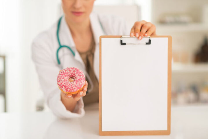<p><b>Il ruolo chiave dello specialista</b></p><p>Perché rivolgersi a uno <b>specialista</b> se si può seguire una<b> dieta fai da te</b>? Prima di tutto, perché spesso questo tipo di diete non portano a un<b> risultato</b>, perlomeno non conducono a un <b>obiettivo soddisfacente </b>e duraturo.</p><p>Il dietologo, infatti, saprà determinare<b> quanto peso </b>effettivamente sia necessario perdere, distinguendo tra<b> massa magra </b>e <b>massa grassa</b>. Inoltre, la dieta sarà <b>personalizzata</b>, seguendo <b>abitudini </b>e anche gusti del paziente. Infine, si imposterà un percorso <b>completo</b> in cui si potrà essere seguiti step by step <a href="https://www.donnamoderna.com/salute/dimagrire-mangiando/come-fare-per-dimagrire" target="_blank">scongiurando la voglia di mollare tutto</a>.</p><p>«La consulenza di uno <b>specialista</b> è qui indispensabile perché ogni regime alimentare deve essere <b>personalizzato e studiato caso per caso</b>. Infatti, ciascuno di noi ha un suo<b> assetto metabolico,</b> nonché una propria costituzione fisica. Sconsiglio, dunque, sia il fai da te, sia il "passaparola". Tra le altre cose, ritengo necessario che il medico possa seguire il<b> decorso di una dieta</b> per valutarne gli effetti,<b> prevenire le complicazioni </b>e supportare il paziente sotto ogni punto di vista» conclude l'esperto. </p>