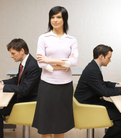 <p>Il lavoro vi obbliga a <b>stare a lungo in piedi</b>, magari con tacchi alti e gonne strette. Alla sera, <b>la schiena è a pezzi</b>. «Le posizioni statiche ed erette sono le più faticose: anche se non ce ne accorgiamo impegnano circa il <b>70 per cento di tutta la muscolatura</b>» spiega Morciano.</p><p>«La zona più contratta è quella della schiena, soprattutto in <b><a href="https://www.donnamoderna.com/salute/esercizi-addominali-pancia-piatta" target="_blank">chi ha l’addome poco tonico</a></b>: i muscoli posteriori devono sobbarcarsi tutto lo sforzo della posizione eretta».</p>