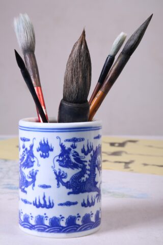 <p><b>COLORI E QUADERNI</b></p><p>I <b>barattoli</b> grandi per la marmellata o un vecchio vaso potranno essere utili per <b>pennarelli</b> e matite che, in questo caso, saranno belli anche da lasciare a portata di mano, a vista su una <b>mensola</b>. Se hai figli può essere una buona idea dedicare un <b>cassetto</b> ai bambini: all'interno potranno riporvi fogli, colori, <b>album</b> da estrarre quando c'è tempo per un <b>disegno</b> o in attesa della cena. Riordinare per poi sedersi a tavola sarà questione di un attimo!</p>