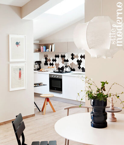 <p>Se non ti piacciono i colori accesi, anche le <b>tonalità neutre</b> stanno bene con lo stile moderno e con tanti <a data-mce-href="../casa/arredamento/stampe-quadri-poster-arredo-migliori" href="../casa/arredamento/stampe-quadri-poster-arredo-migliori" data-mce-selected="inline-boundary">quadri</a> sulle pareti: dal <b>tortora chiaro</b>, al beige, al cipria. Se però c'è una predominanza di bianco anche nei mobili gioca con qualche elemento decorativo. Come le <b>piastrelle-puzzle</b> della cucina nei toni del tortora acceso e del <b>nero</b> e il vaso scuro: donano movimento e profondità all'ambiente.</p>