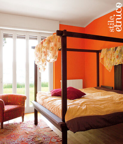 <p>L'<b>arancione</b> intenso arreda e scalda questa camera etnica, dal sapore coloniale con il grande letto a baldacchino. I colori della terra, dall'arancio al marrone sono l'ideale per gli ambienti etnici.</p>