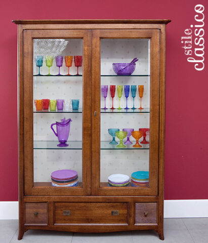 <p>Se il tuo <b>arredamento</b> è <b>classico</b> non è detto che tu debba utilizzare solo <b>colori neutri</b> per dipingere le pareti di casa. Un tono acceso come il <b>bordeaux</b> o il <b>rosso</b> è uno sfondo perfetto per un mobile dai toni e dalle forme classiche. Evita però di dipingere tutta la stanza con un colore acceso, meglio limitarsi a una parete o un angolo.</p>