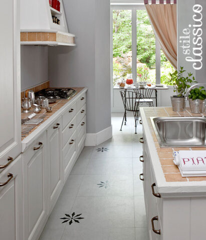 <p>Se la tua cucina ha linee classiche ma è <b>bianca</b>, scaldata da qualche elemento colorato (il cotto delle piastrelle), puoi osare un <b>grigio chiaro per le pareti</b>. Un non-colore più adatto ad un arredamento moderno ma che con delle eccezioni valorizza anche quello classico.</p>