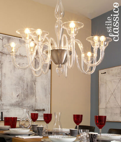 <p>Due <b>colori</b> molto diversi che abbinati fanno da sfondo sorprendente alla sala da pranzo in stile <b>classico</b>: sono il <b>grigio</b> scuro e il <b>beige</b>. Movimentano la stanza e donano profondità. Sceglili se ti piacciono i contrasti.</p>