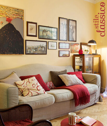 <p> Un <b>colore</b> che scalda l'ambiente classico senza pari è il <b>giallo</b>, in una tonalità morbida come il <b>beige</b> declinato fino al cipria. Avvolge l'arredamento e lo valorizza.<br /><i>Un consiglio</i>: per non "appiattire" l'arredamento, abbina degli accessori di un <b>rosso</b> vivace.</p>