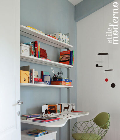 <p>Linee pulite ed essenziali con un tocco di <b>design</b> (la poltroncina di Jaime Hayon per Magis) per l'angolo studio. Per dare profondità alla parete ma trasmettere una sensazione di quiete <b>dipingila</b> con i <b>toni della carta da zucchero</b>.</p>